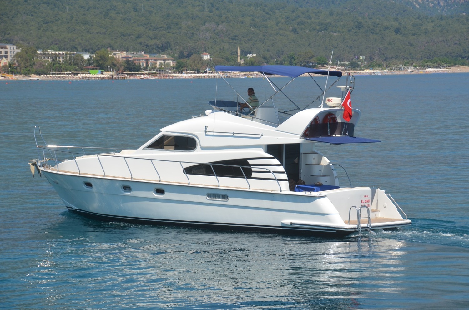 <span style="font-weight: bold;">Rent a yacht</span>